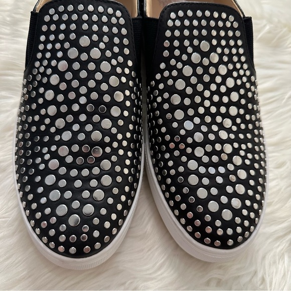 Vince Camuto Kindra Silver Tone Metal Studded Black White Sneakers Size 10 - Picture 3 of 12